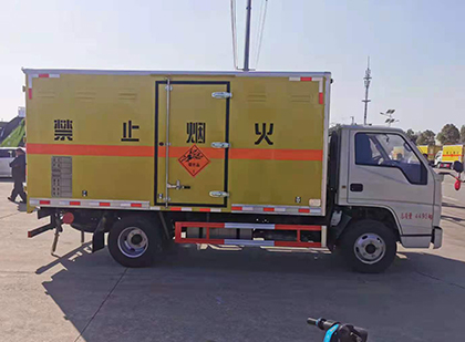 印江爆破器材运输车工人安全操作规范与智能技术保障